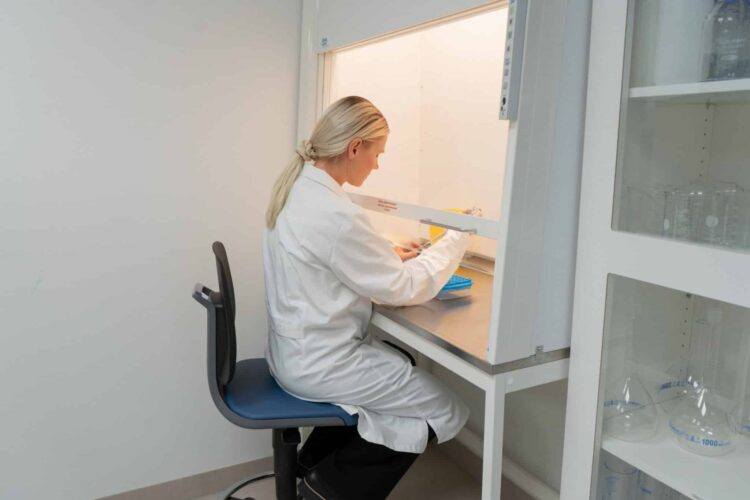 Avtrekkskap kvinne med labfrakk