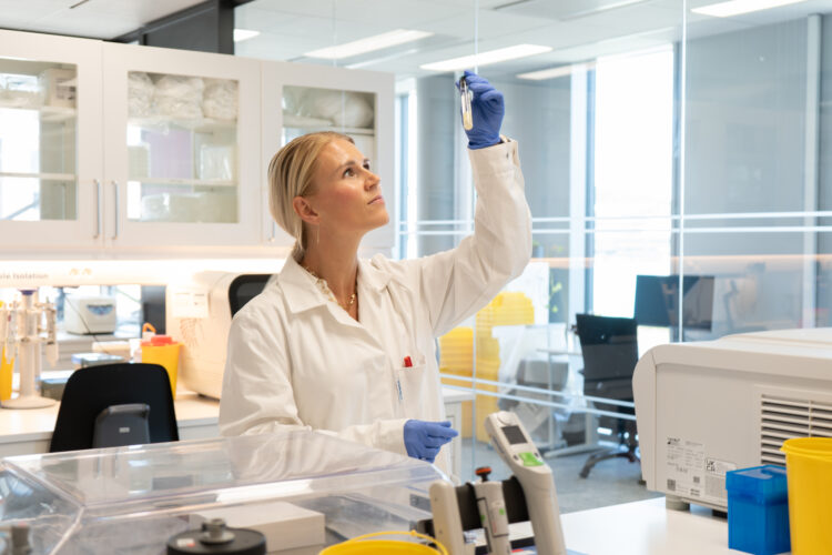 Kvinne laboratorium